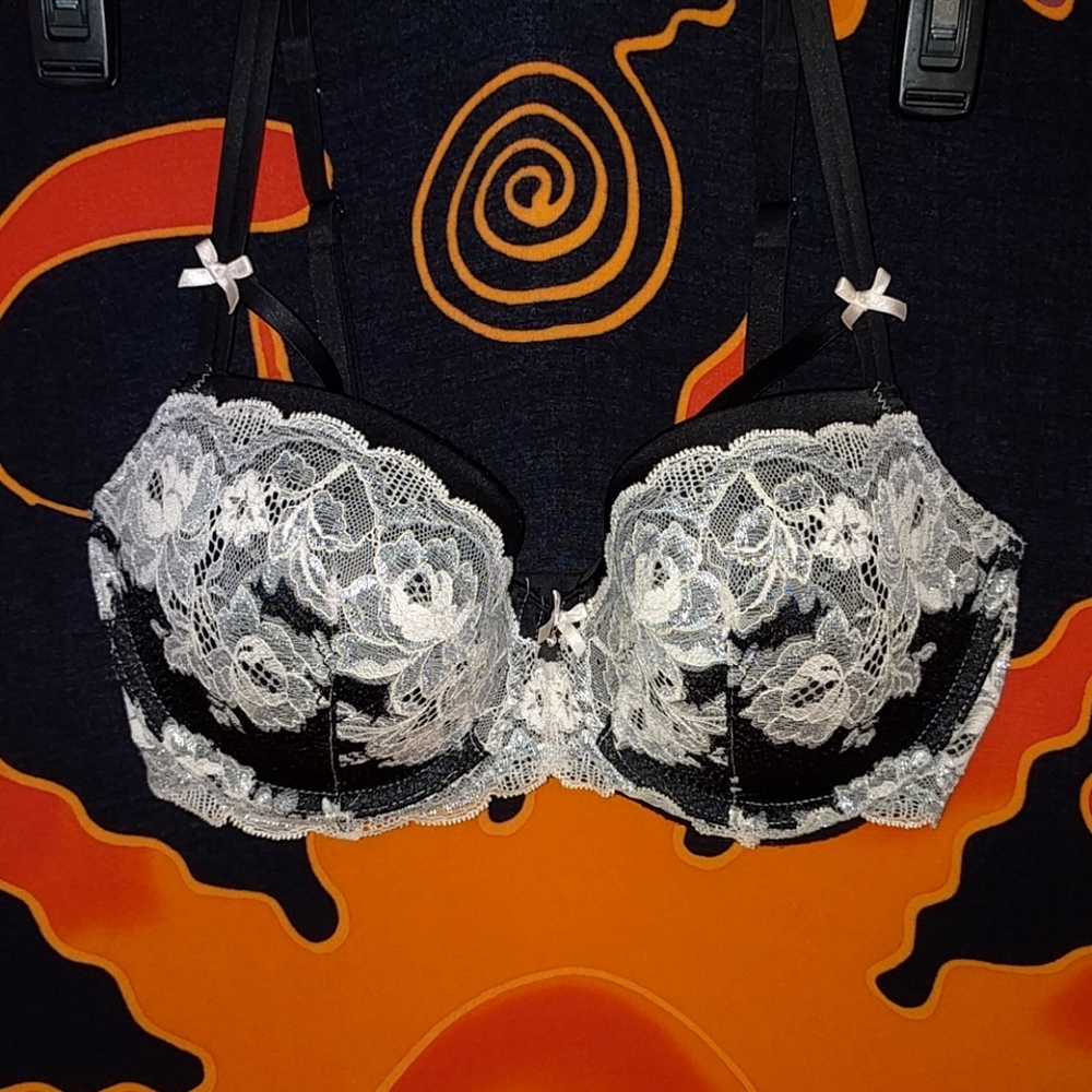Black & White Victoria's sec 34DD Bra MAKE AN OFFE